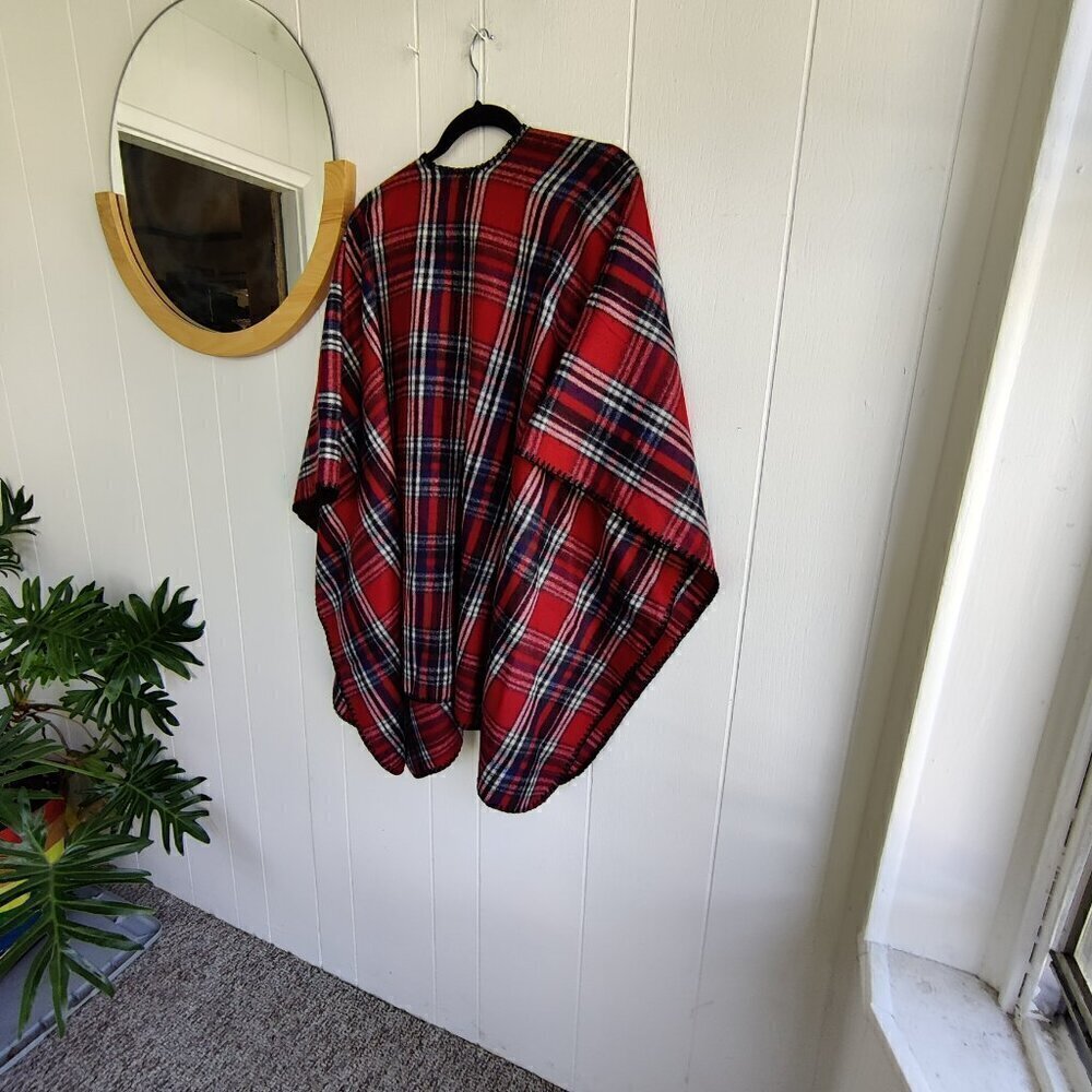 Woolrich Shawl to 'have a cuppa in'  Soft Viscois and a Black Yarn trim loop - Picture 3 of 6